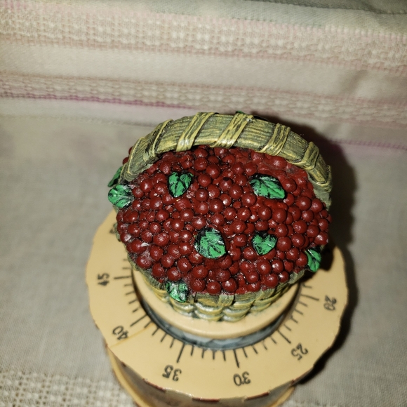 Beautiful Country Kitchen Berry Basket Timer - Picture 4 of 5